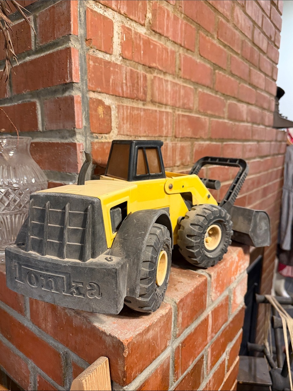 Metal Tonka Yellow and Black Front Loader Construction Toy